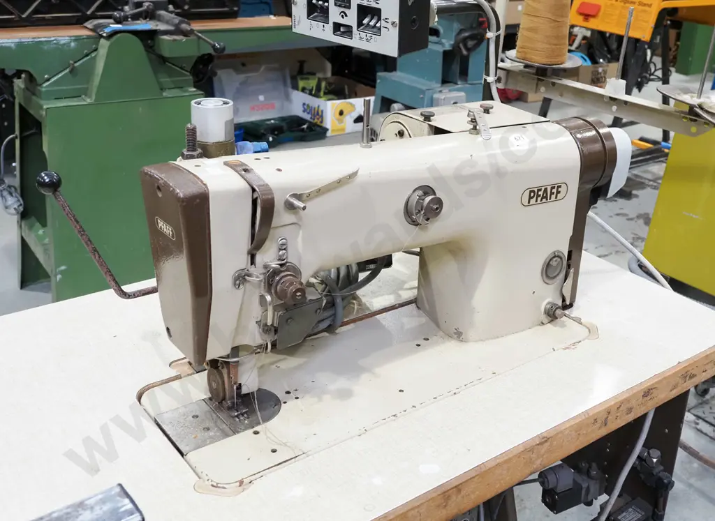 Pfaff heavy duty industrial treadle sewing machine on stand Image 1++