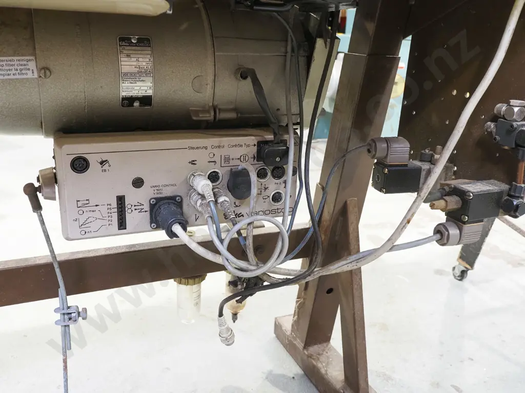 Pfaff heavy duty industrial treadle sewing machine on stand Image 1++