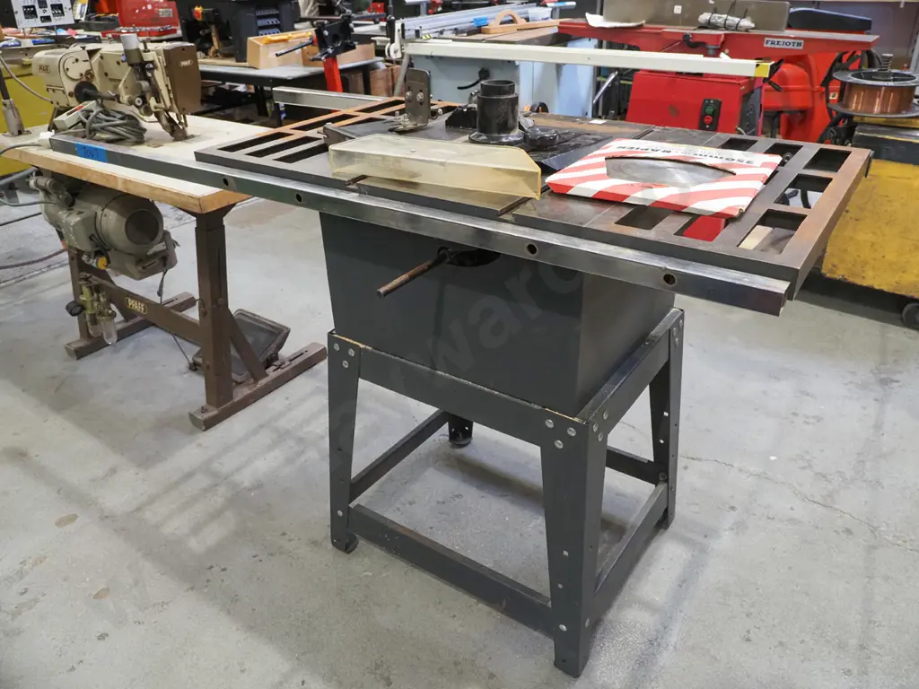 unbranded cast metal table saw Image 1++