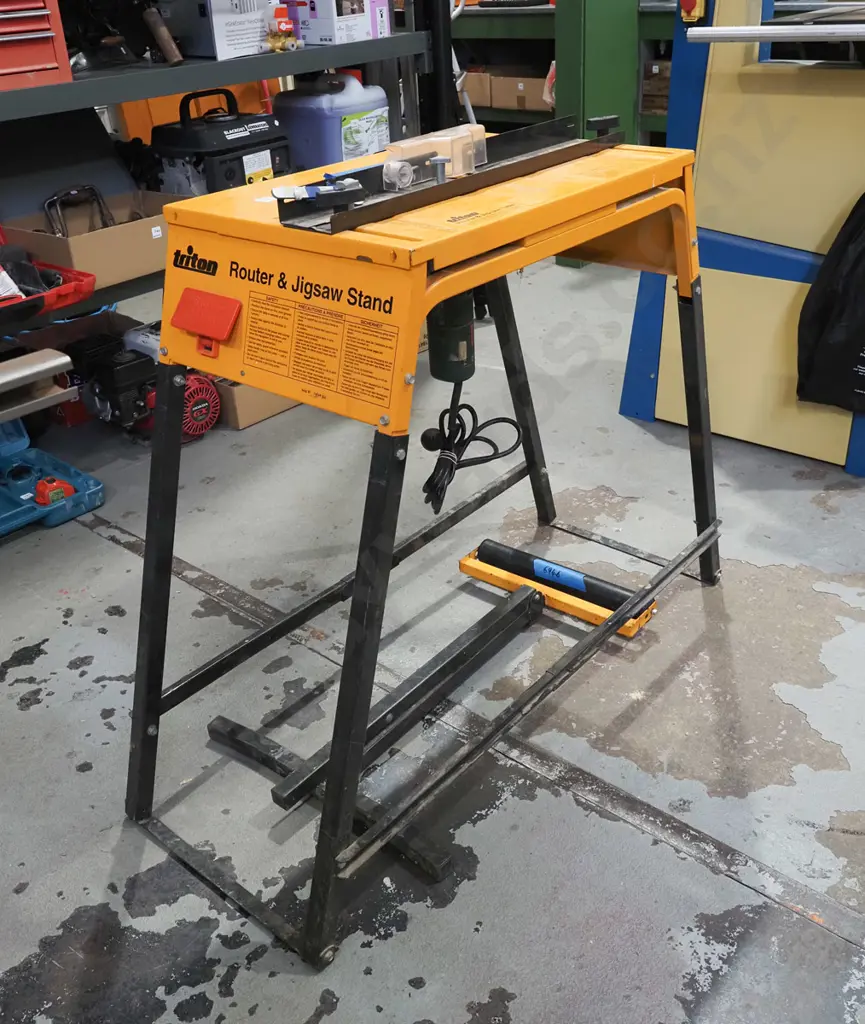Bosch POF500A router on Triton router table, roller work support Image 1++