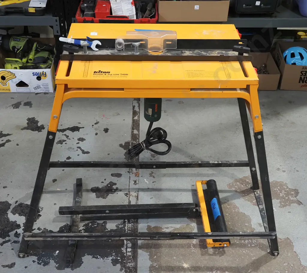 Bosch POF500A router on Triton router table, roller work support Image 1++
