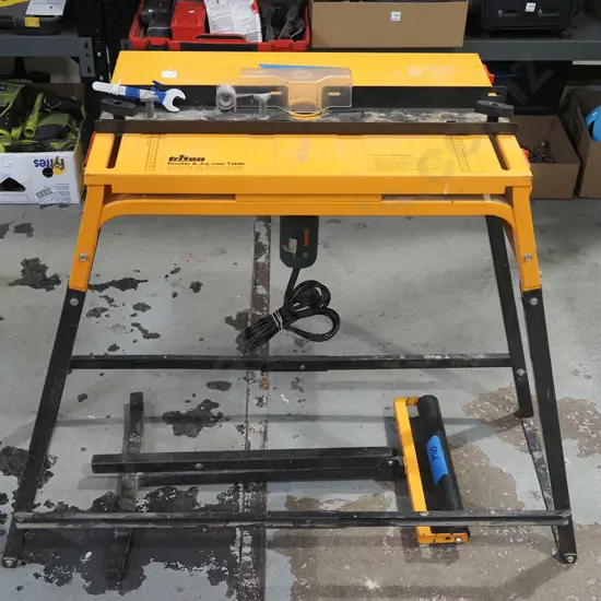 Bosch POF500A router on Triton router table, roller work support