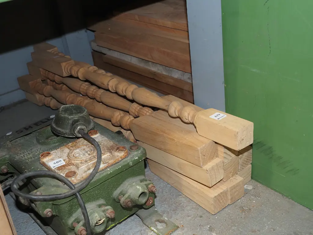 10x wooden turned stairwell balusters L900 Image 1++