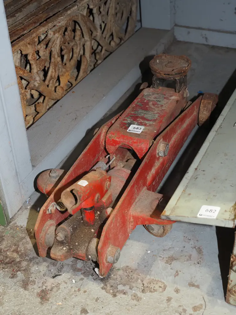rusty trolley jack - no handle Image 1++
