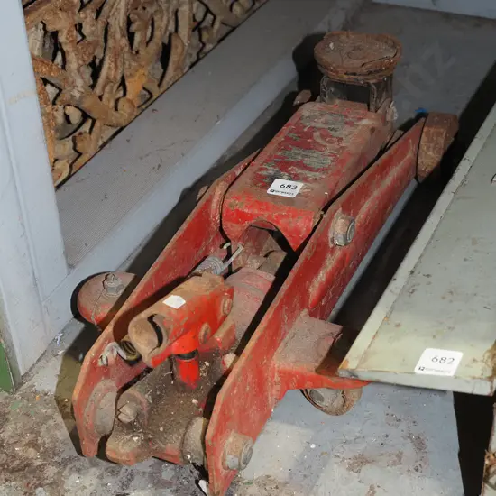 rusty trolley jack - no handle
