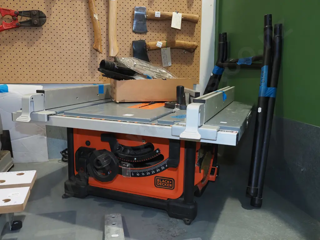 Black and Decker table saw - has box of accessories and legs Image 1++