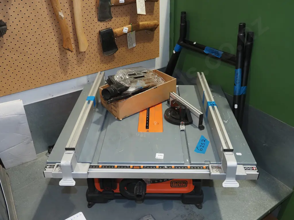 Black and Decker table saw - has box of accessories and legs Image 1++