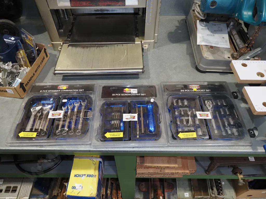 8 piece spanner, 19 piece screwdriver set, 26 piece socket set Image 1++