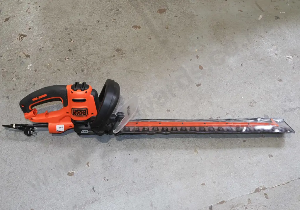 Black and Decker Saw Blade corded hedge trimmers Image 1++