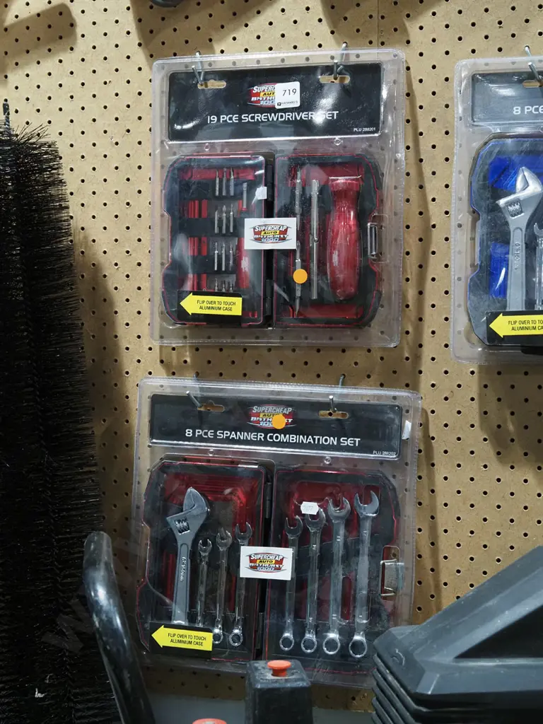 19 piece screwdriver set, 8 piece combination spanner set Image 1++