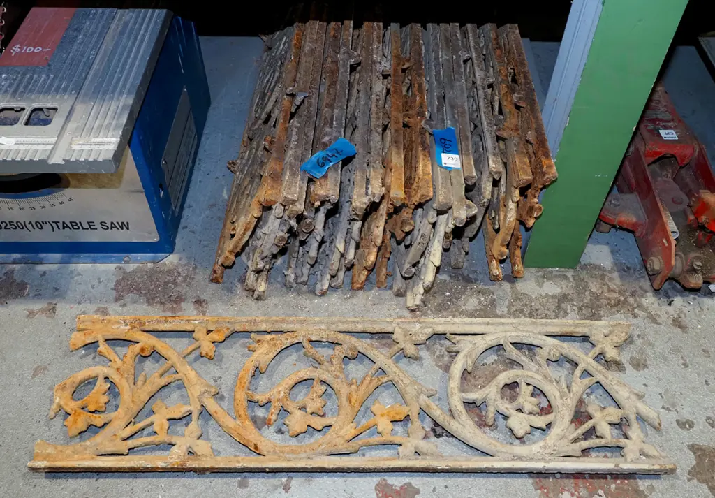 16 lengths of cast iron verandah fret work L800 Image 1++
