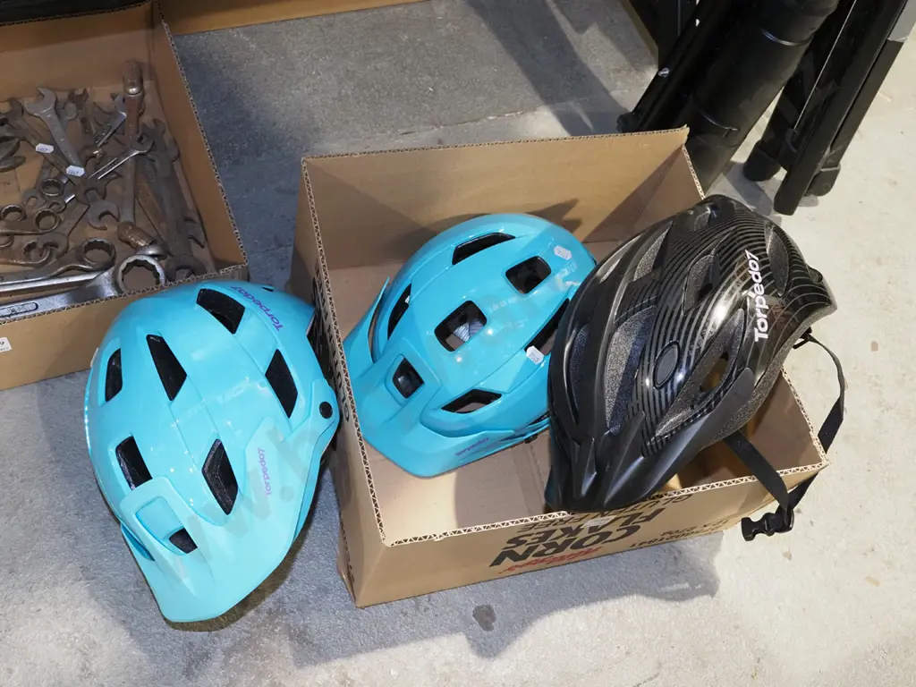 box; 3x bike helmets Image 1++