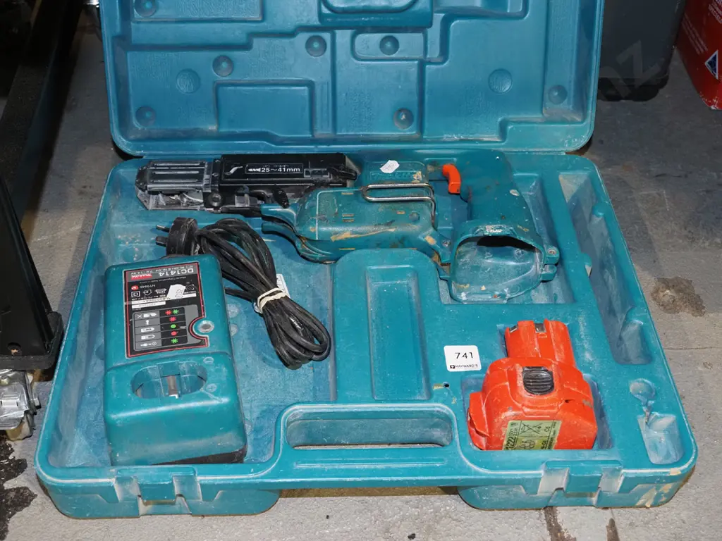 box; Makita collated screw gun with 1x battery and charger Image 1++