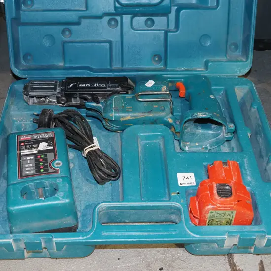 box; Makita collated screw gun with 1x battery and charger