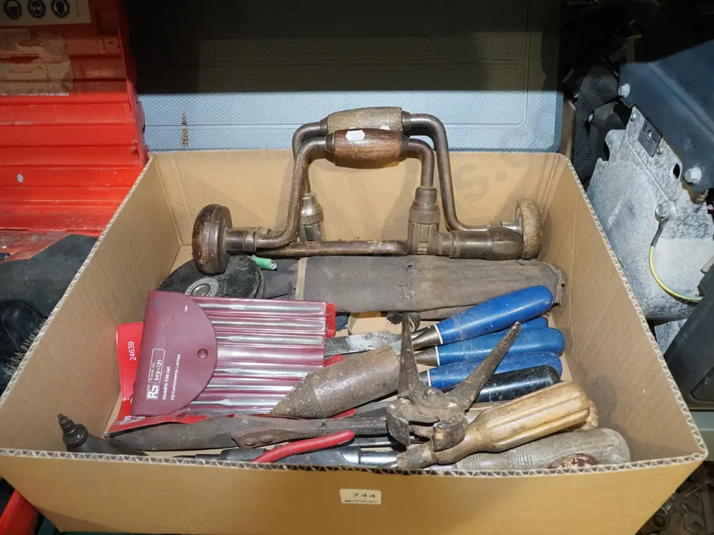 box; brace, bits, chisels etc Image 1++