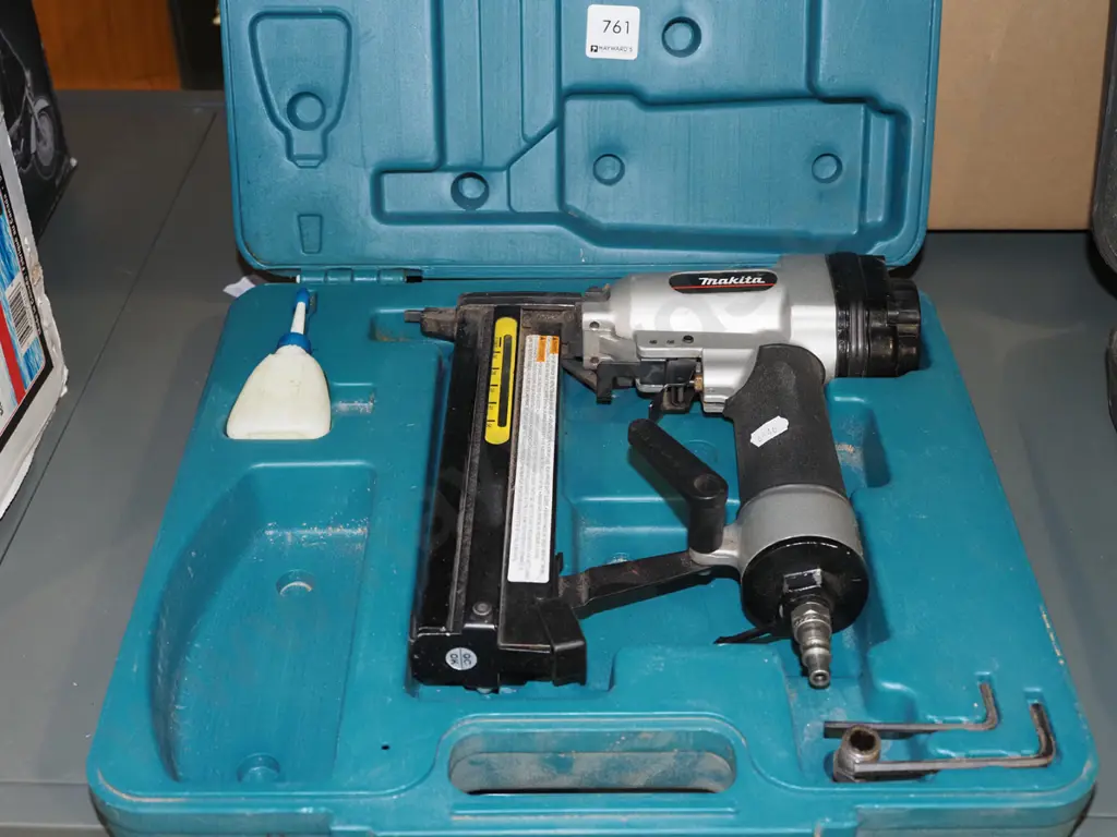 cased Makita air braiding gun Image 1++