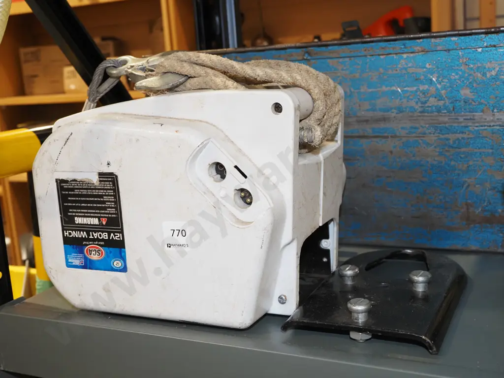 SCA 12V boat winch with attachment plate Image 1++
