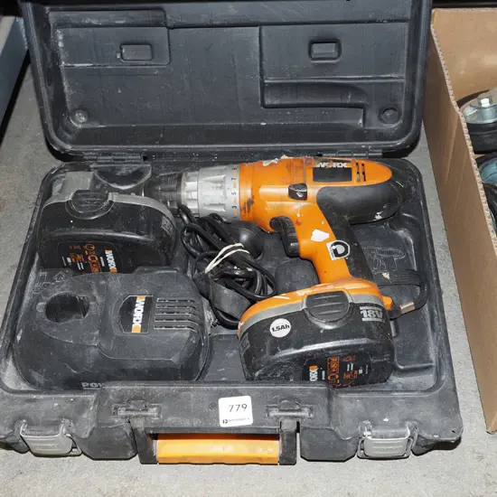Worx 18V battery drill in case with 2 batteries and charger