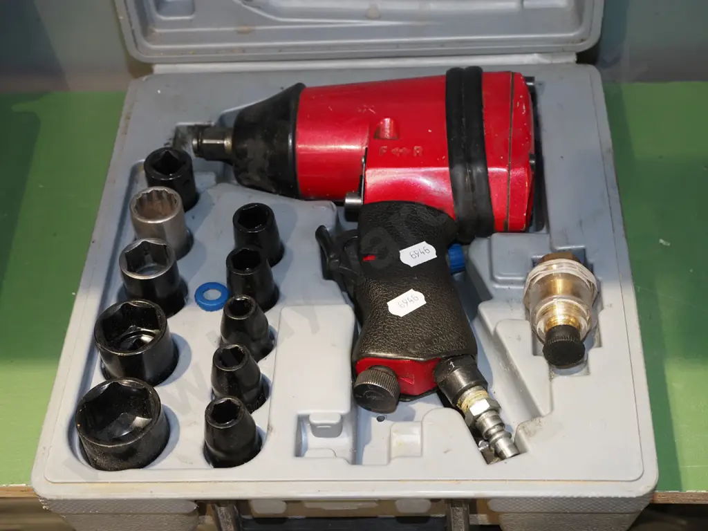 cased air rattle gun and sockets Image 1++
