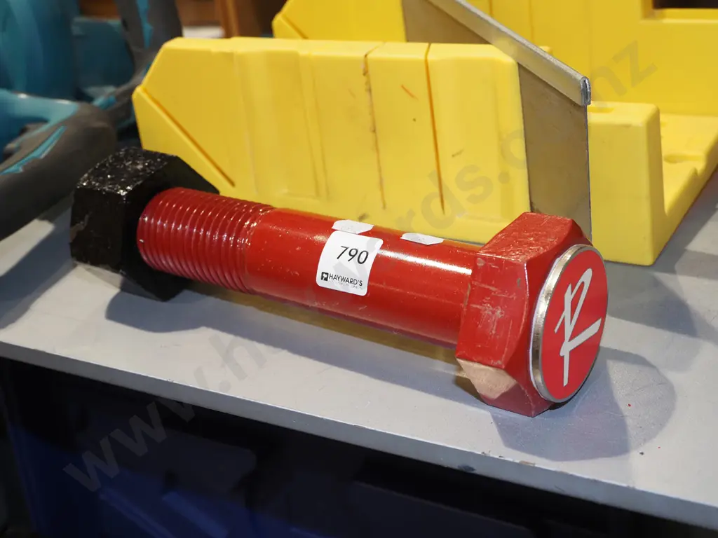 large nut and bolt L250 Image 1++