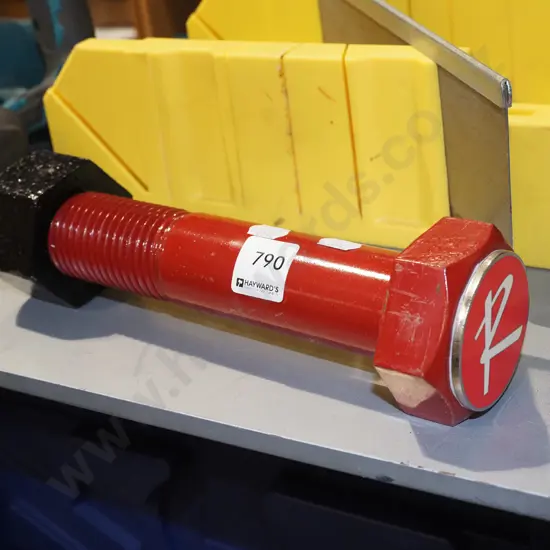 large nut and bolt L250