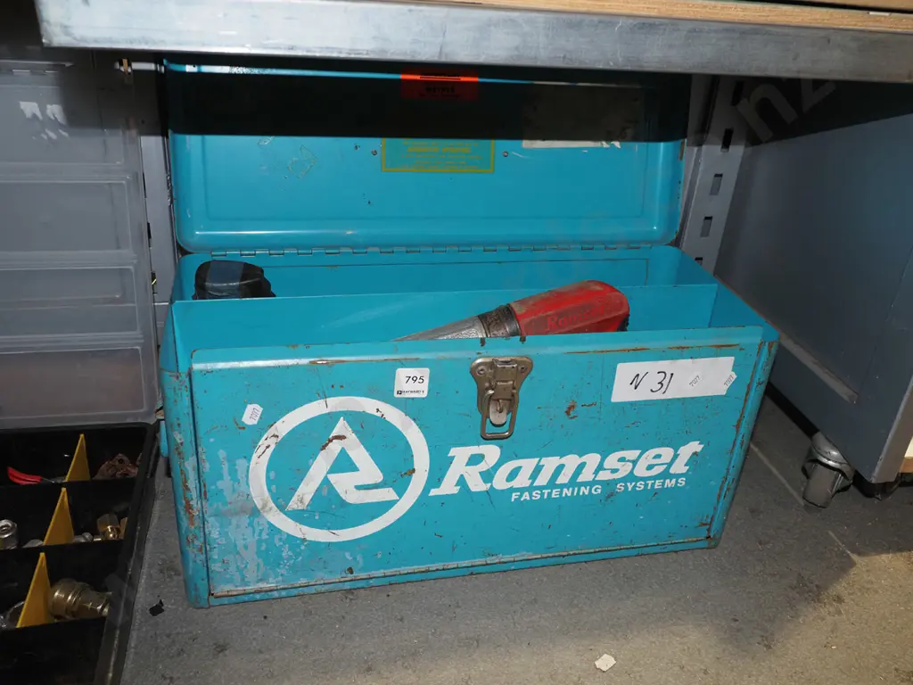 2x Ramset guns in metal case Image 1++