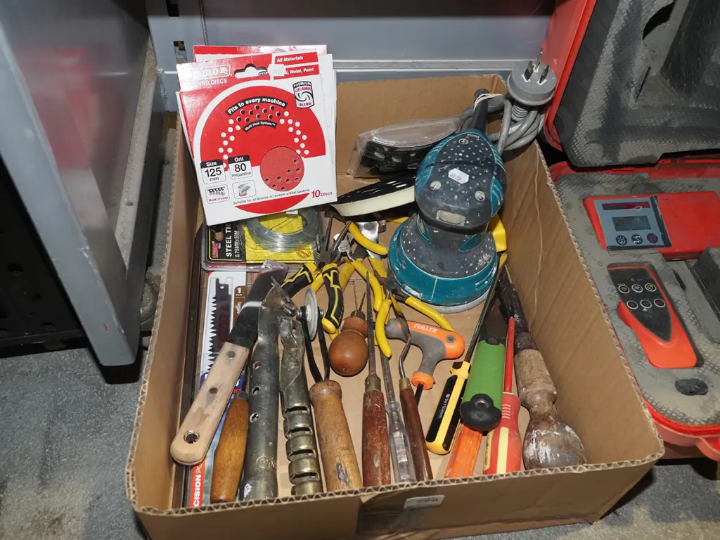 box; paint scrapers, pliers, orbital sander, sanding discs etc Image 1++