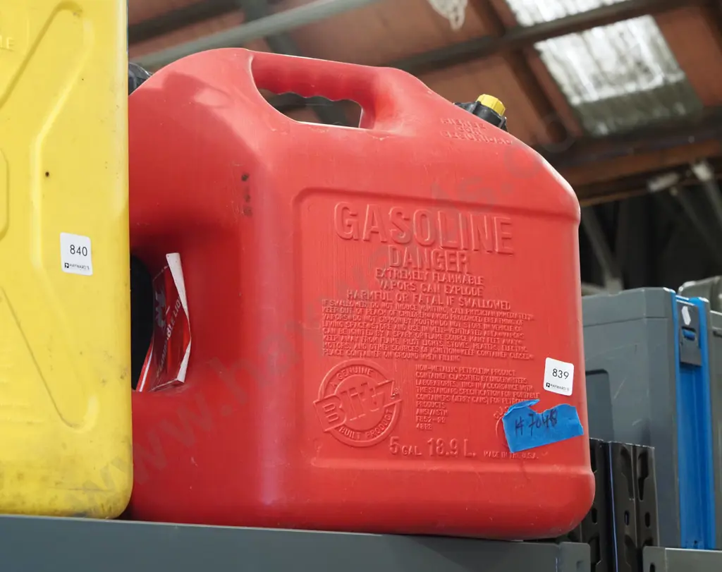 20L red plastic petrol container Image 1++