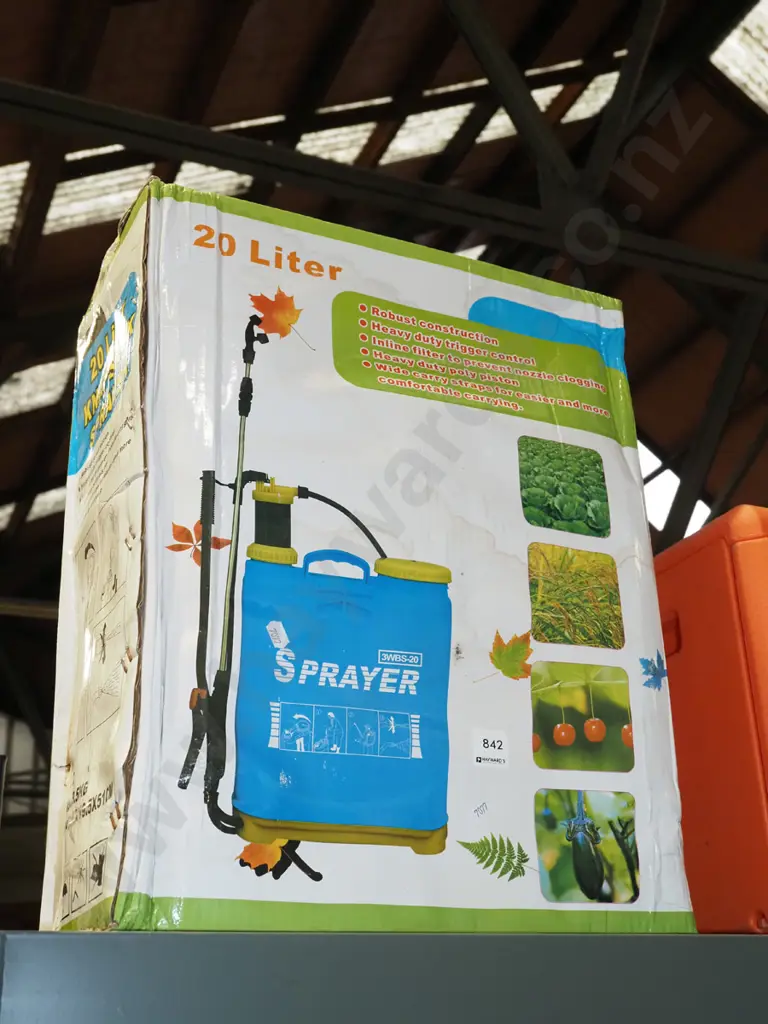 box; 20L garden sprayer Image 1++