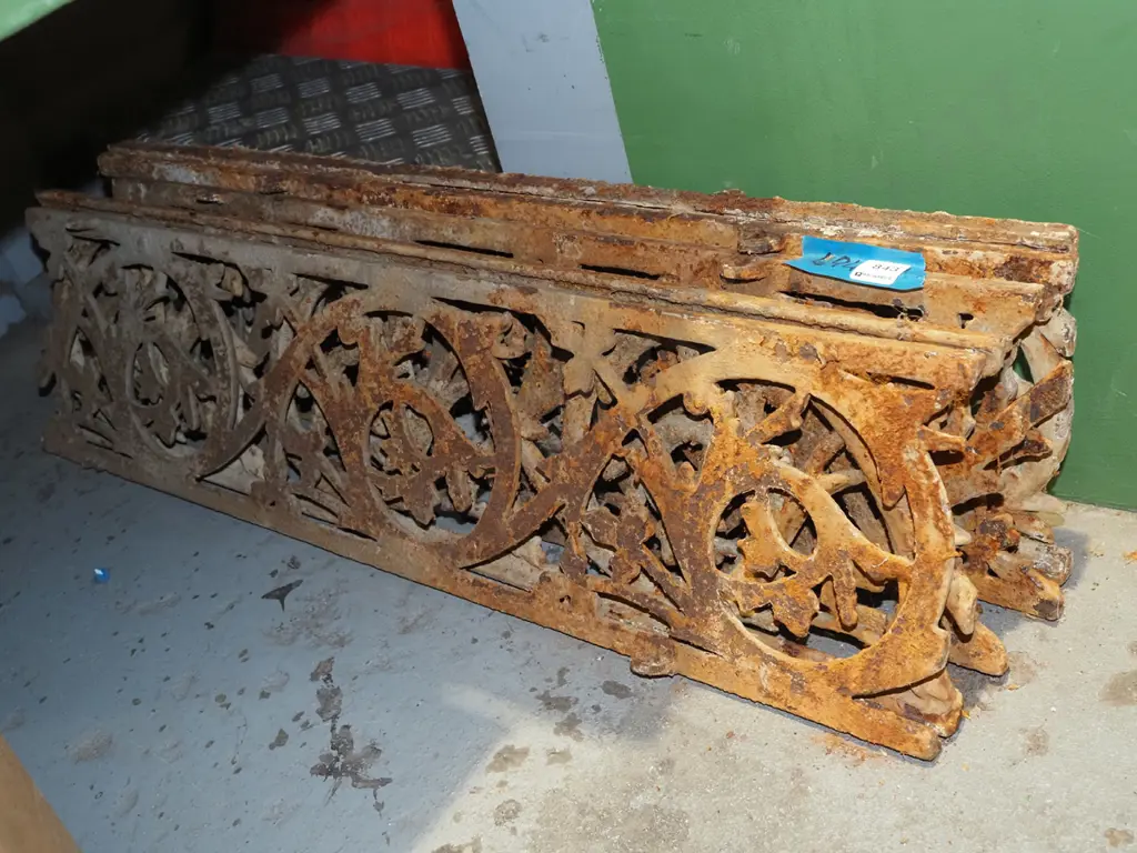 5 lengths of cast iron verandah fret work L840 Image 1++