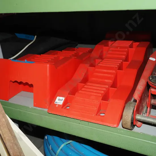 2x red car levelling ramps