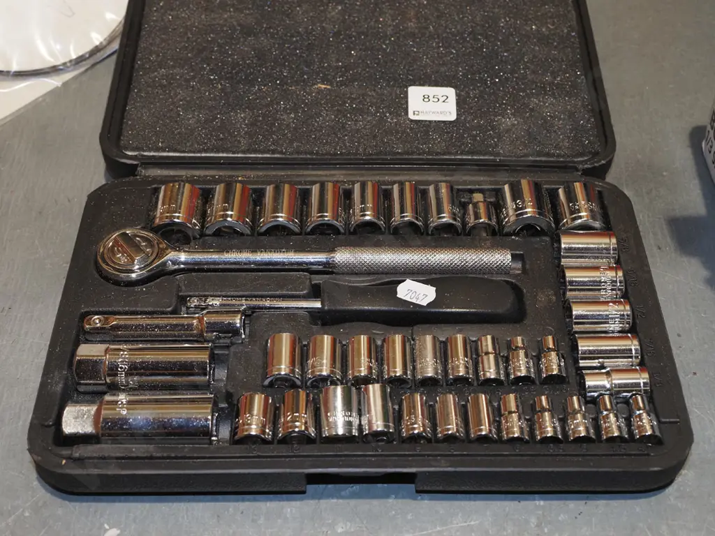 small cased socket set Image 1++