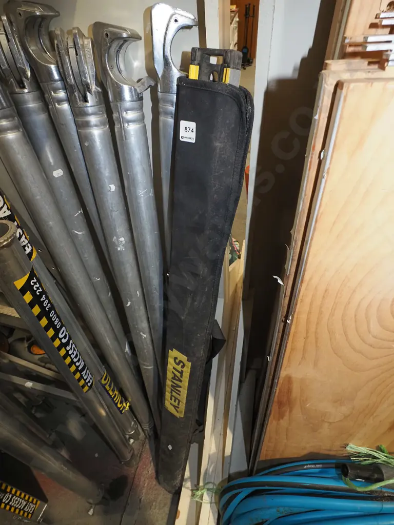 Stanley builder's level in soft case Image 1++