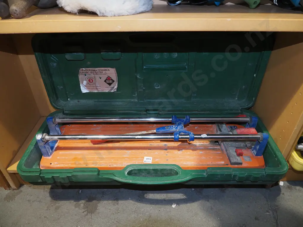 cased tile cutter Image 1++