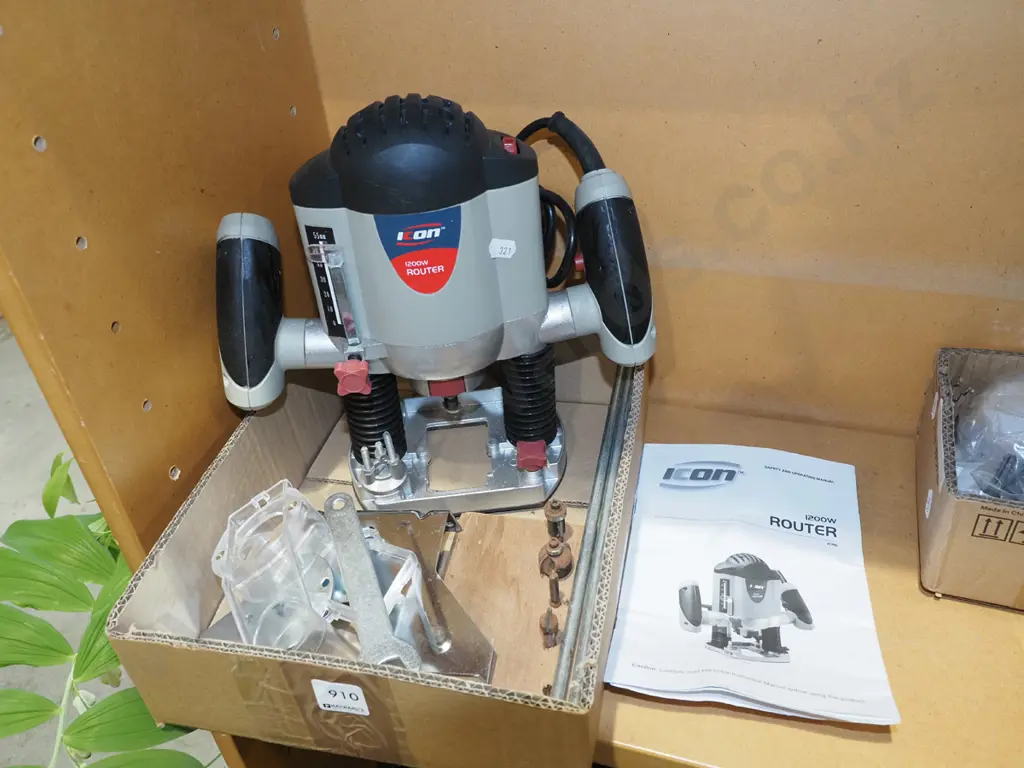 boxed Icon plunge router and accessories Image 1++