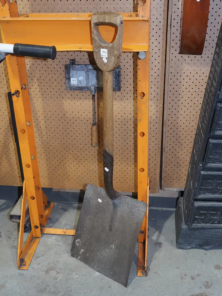 wooden short handled wide mouth shovel Image 1++