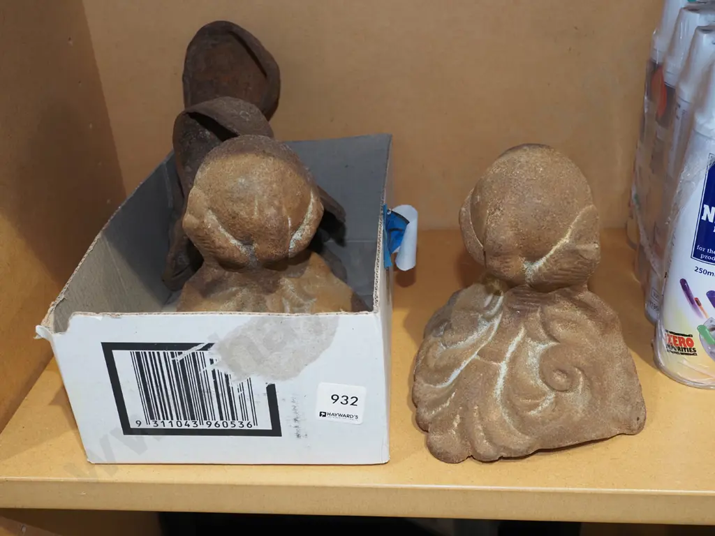 box; 4x cast iron claw and ball bath feet Image 1++