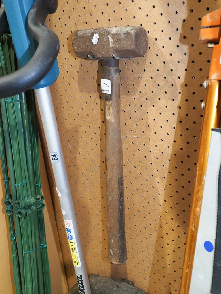 wooden handled heavy hammer L440 Image 1++