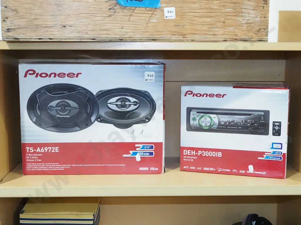 box; Pioneer CD receiver and 2x boxed 3 way speakers Image 1++