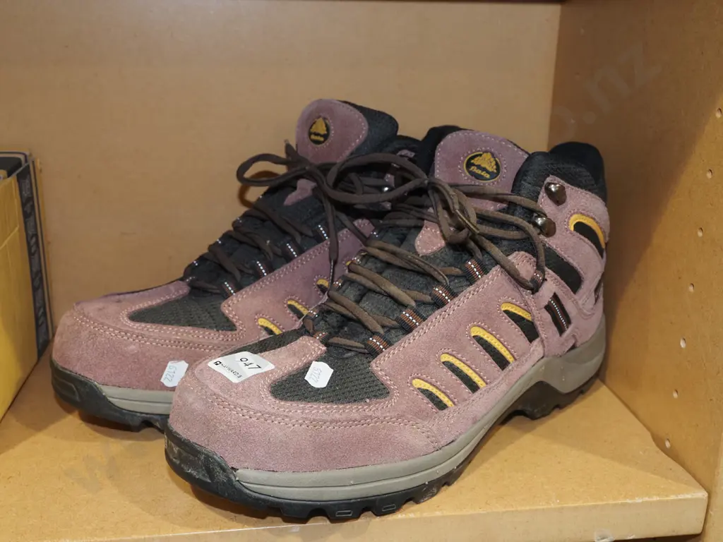 pair of Bata size 10 boots Image 1++