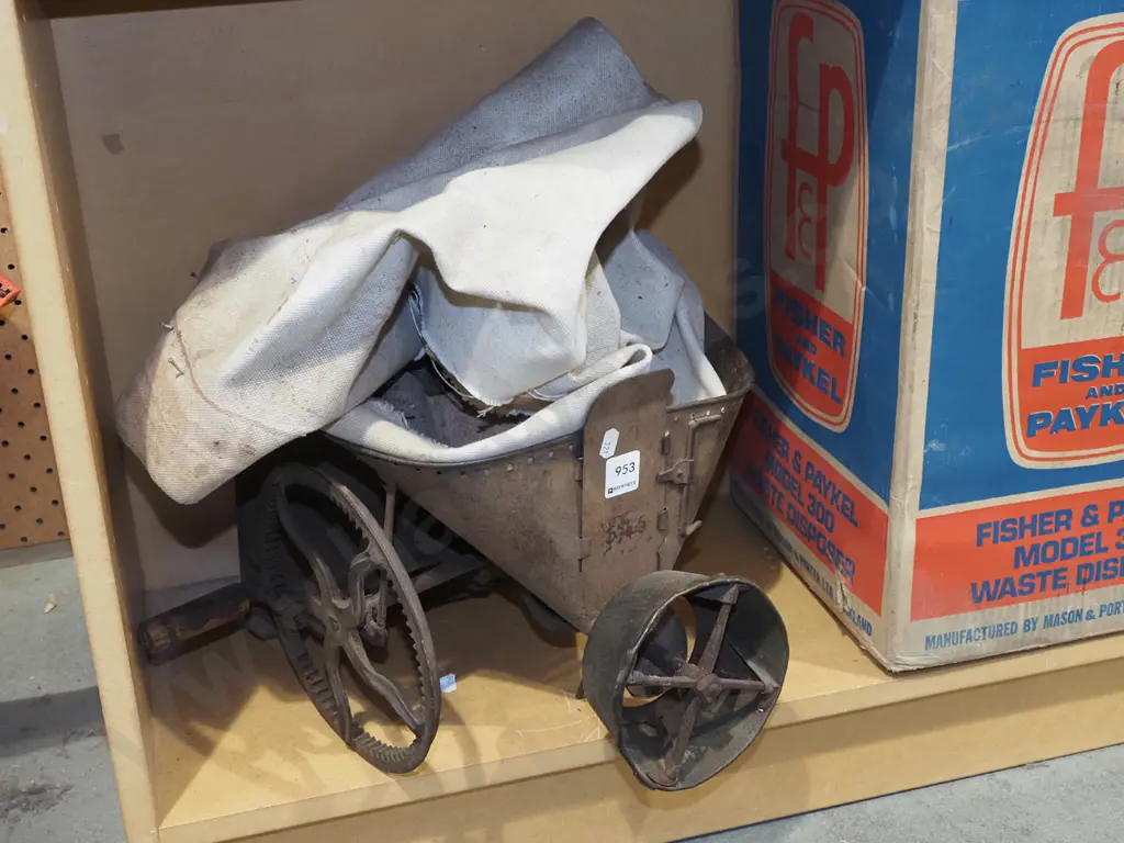 vintage seed spreader Image 1++