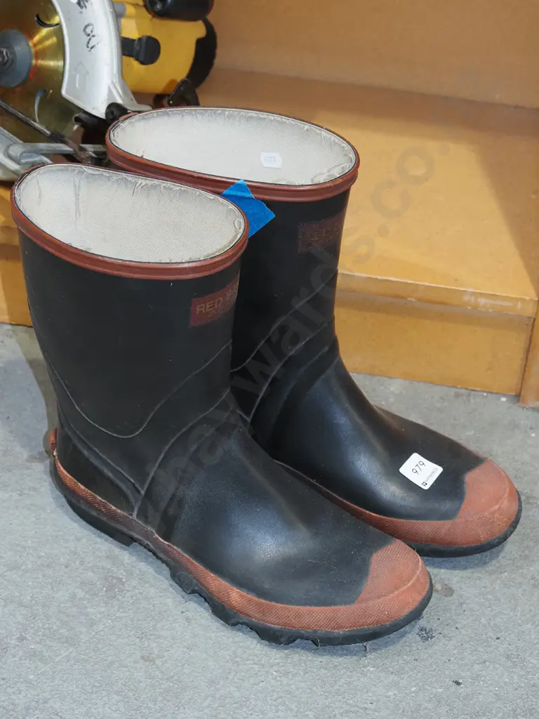 pair of size 9 red band gumboots Image 1++