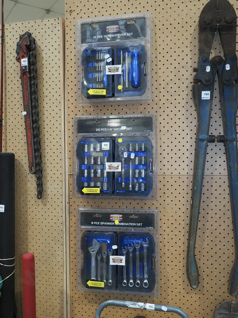 19 piece screwdriver set, 26 piece socket set, 8 piece spanner set - yellow dots Image 1++