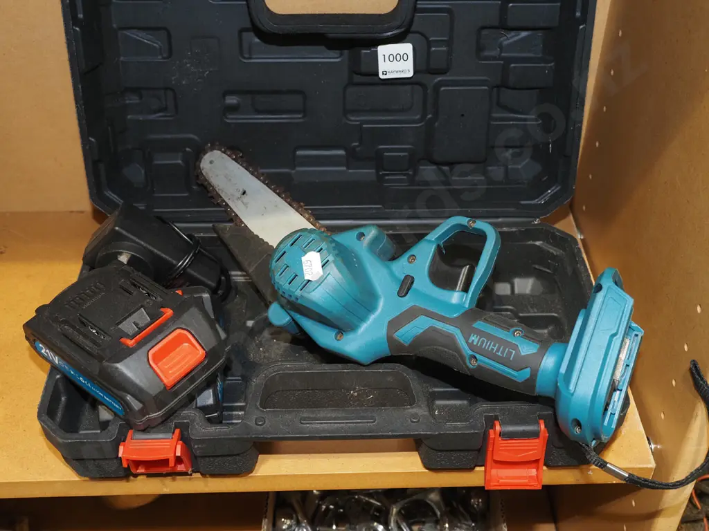 small 12V battery saw, 2x battery, charger Image 1++