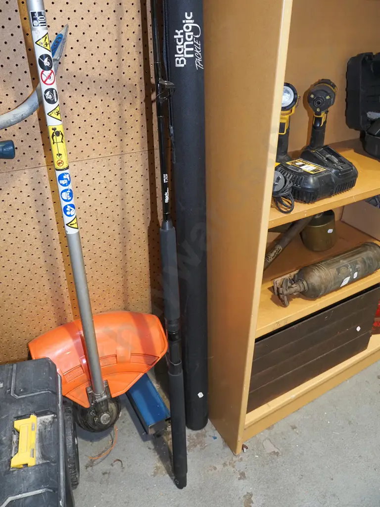 Black Magic fishing rod and hard carry case Image 1++