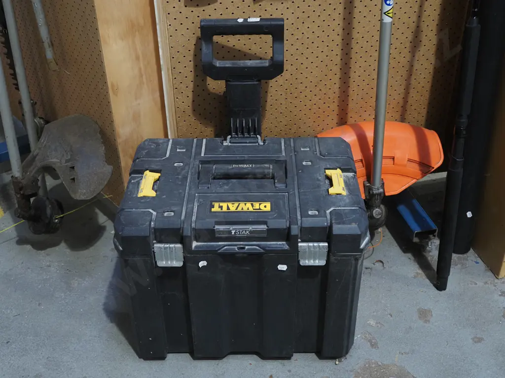 Dewalt tool box on casters with retractable handle Image 1++