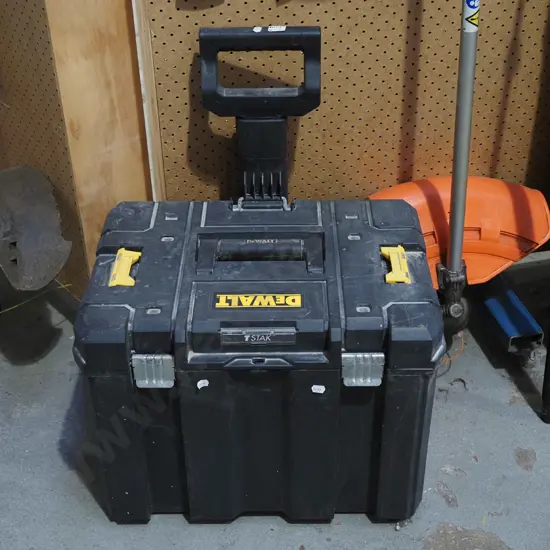 Dewalt tool box on casters with retractable handle