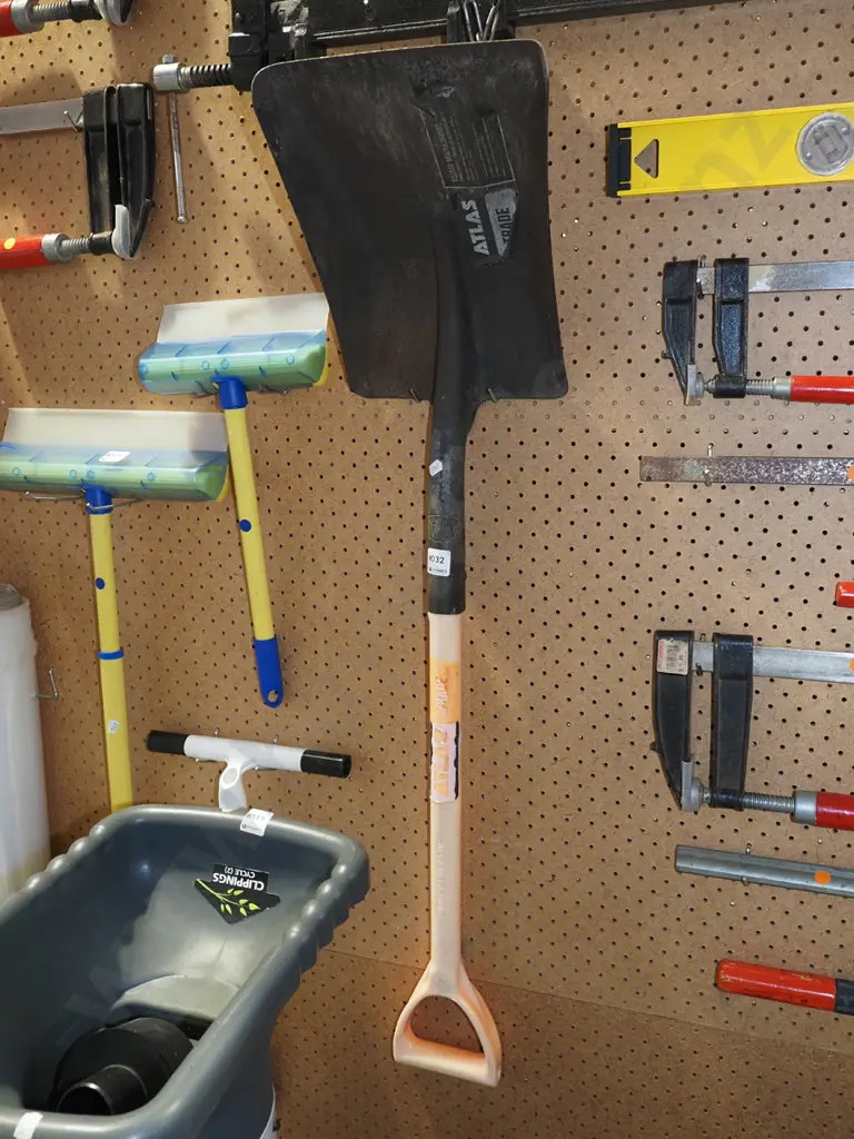 Atlas short handled wide mouth shovel Image 1++