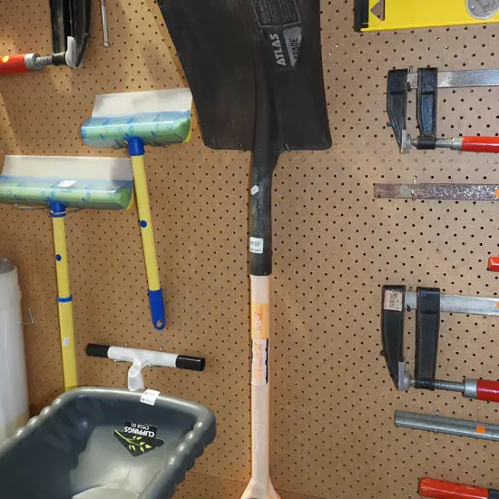 Atlas short handled wide mouth shovel