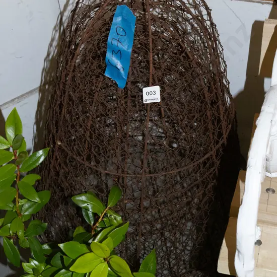 bundle of hanging wire baskets H670